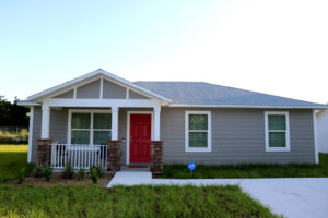 Exemplo de exterior de casa em Juniper Bend com porta vermelha