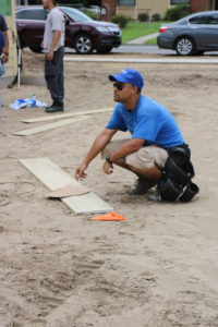 José, jefe de equipo, trabaja en una obra de Hábitat Orlando y Osceola. 