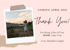 O cartão de anúncio de Hannah para seus amigos diz &quot;coming April 2021 - Thank you!&quot;.