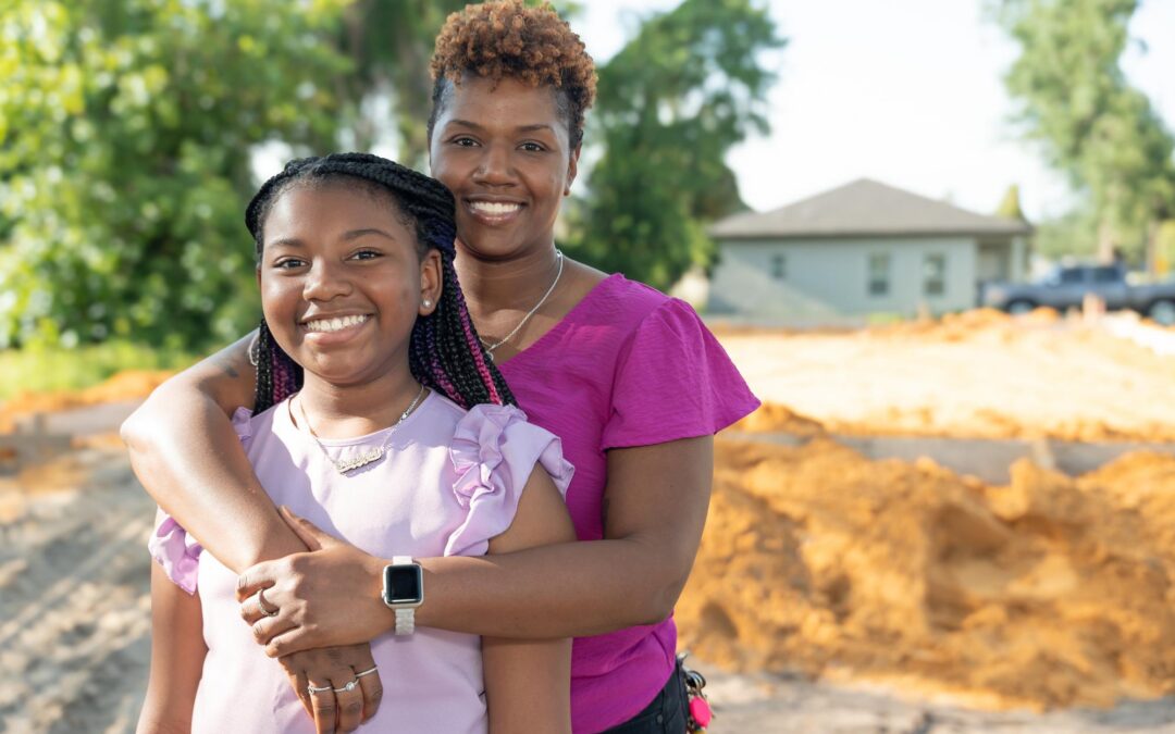 Una madre se forja una carrera en el campo de la medicina como base para comprar una casa de Habitat